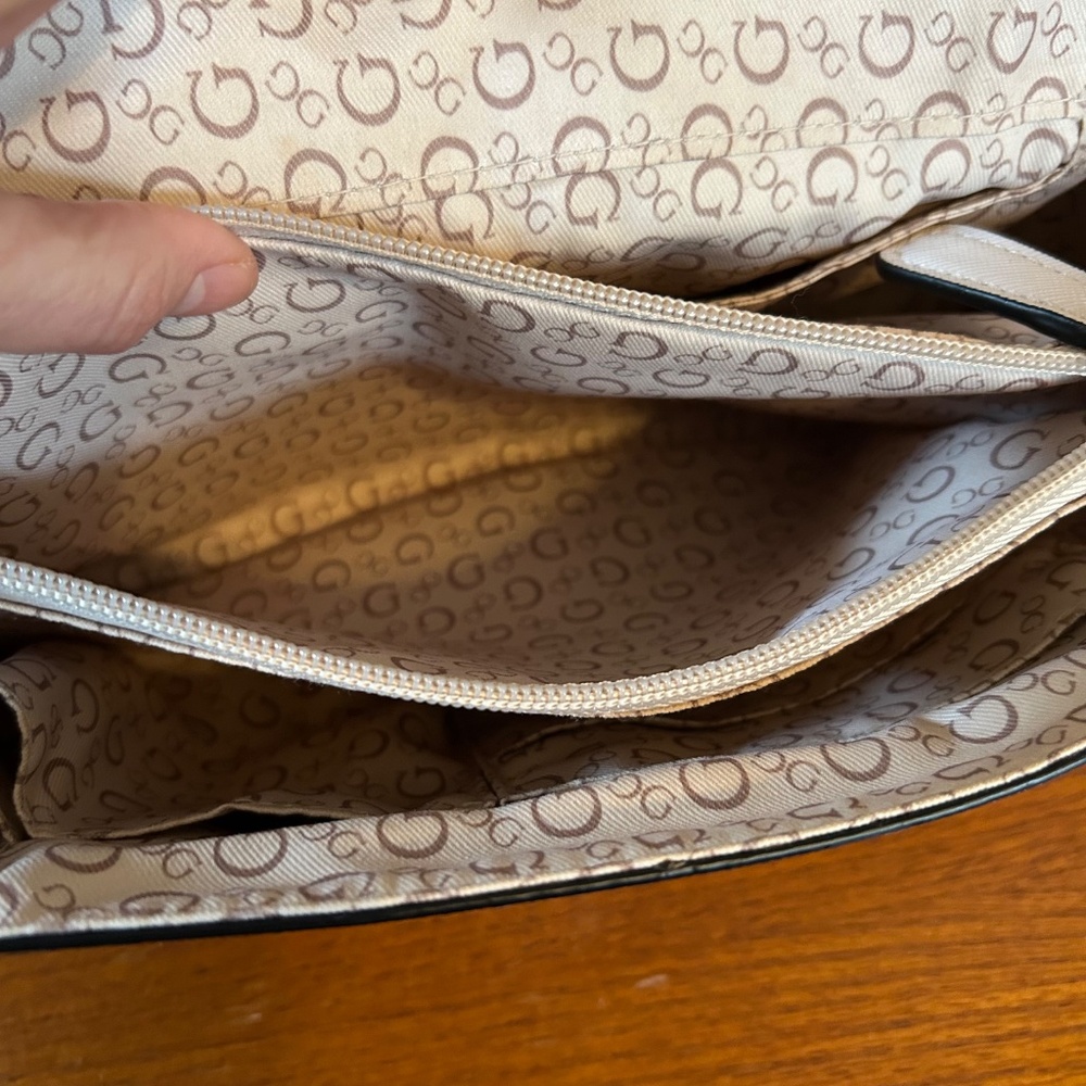 Guess‎ Cream Purse Shoulder strap and Hand Bag Silver Detail - Picture 5 of 11